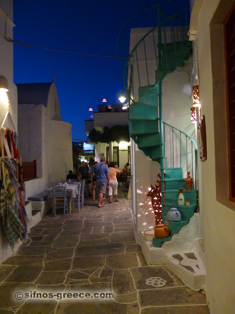 Die zentrale Gasse von Apollonia in der Nacht