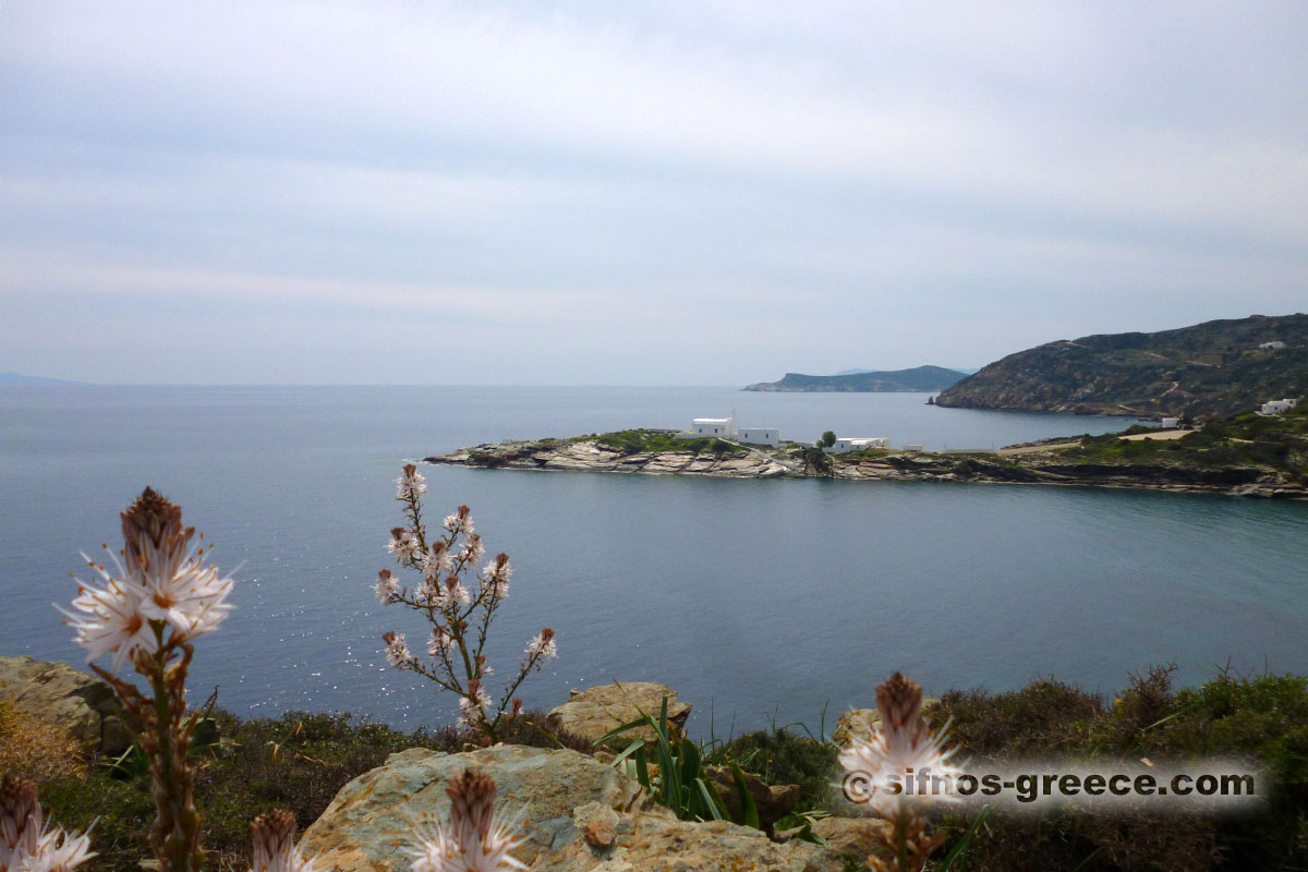 Die Kirche von Chrissopigi mit Wolken