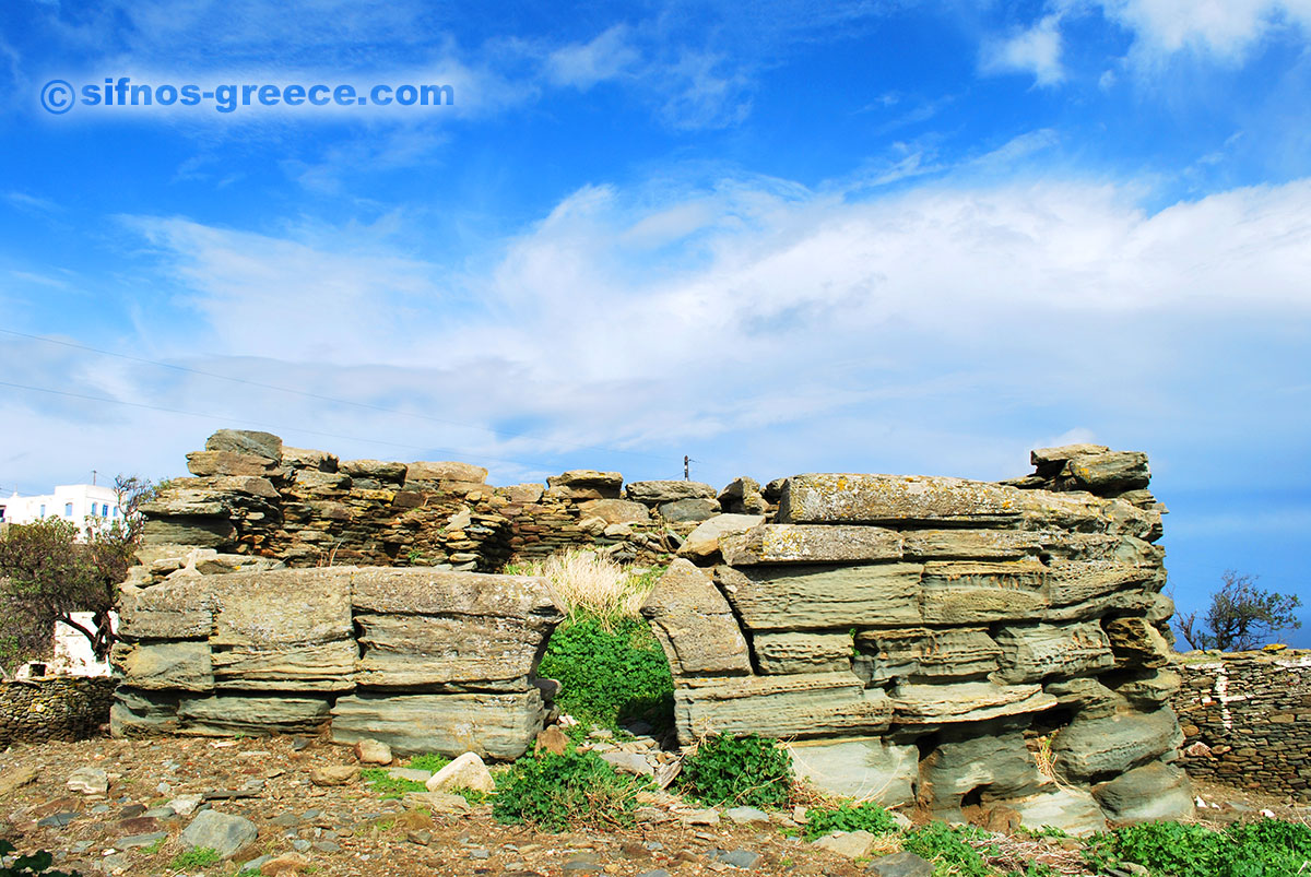 Der Schwarze Turm im Dorf Exabela