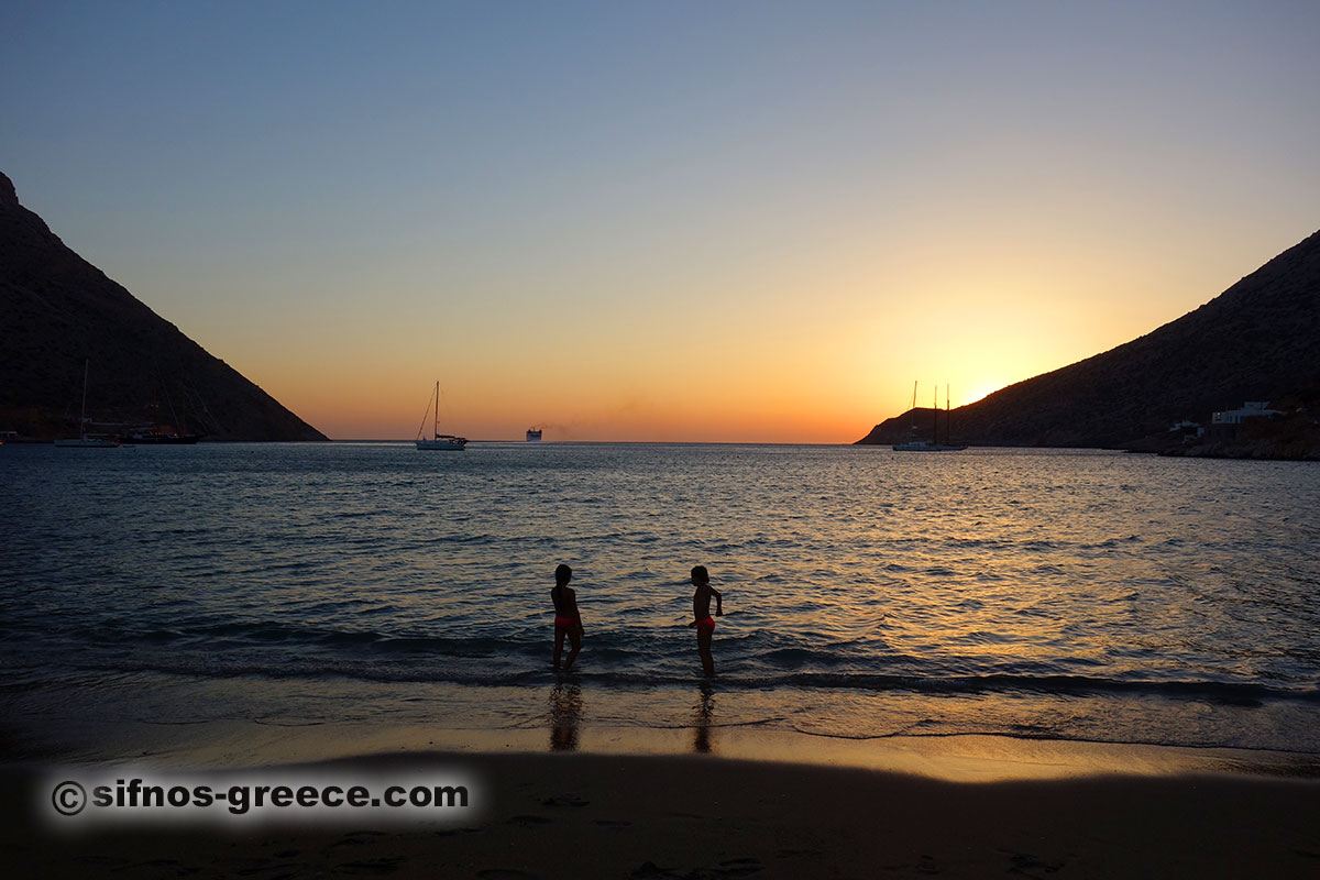 Kinder spielen am Strand von Kamares