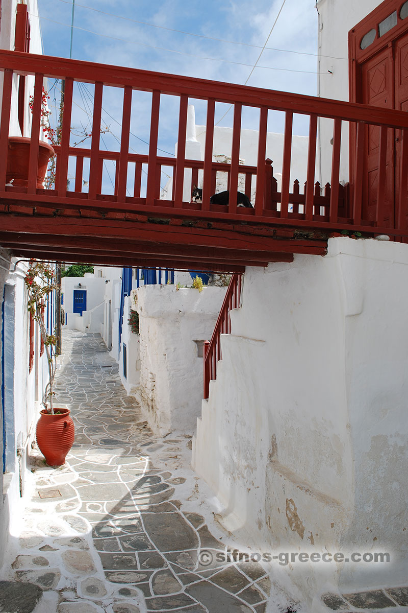 Ein roter Balkon in einem Haus in Kastro