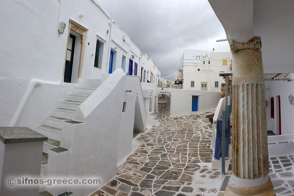 Das Dorf Kastro mit Wolken