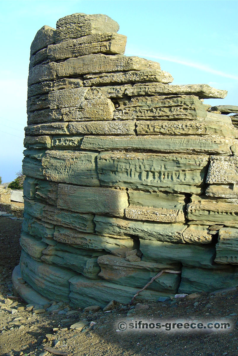 Der schwarze Turm bei Exabela von Sifnos